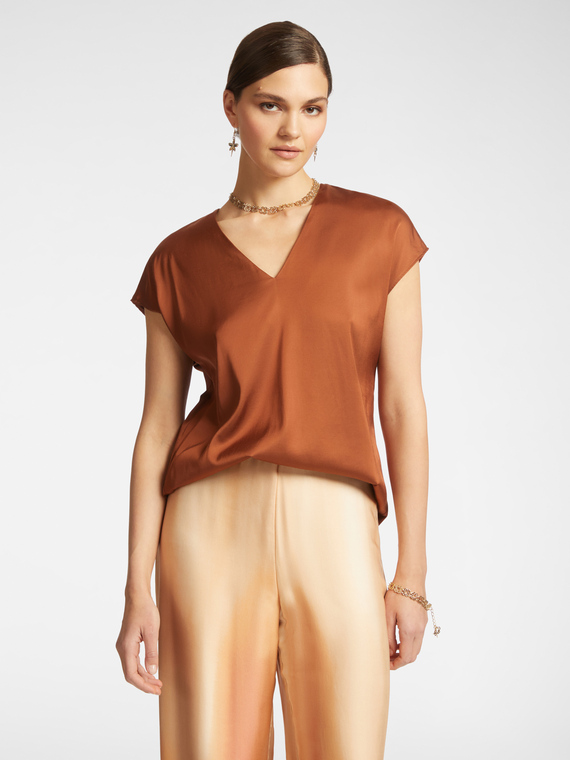 Blusa in raso con scollo a V