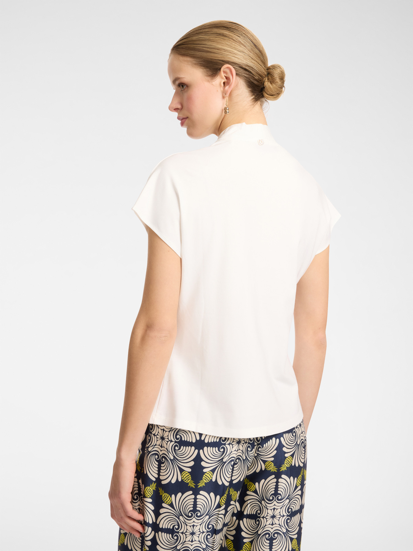 T-shirt con collo montante image number 1