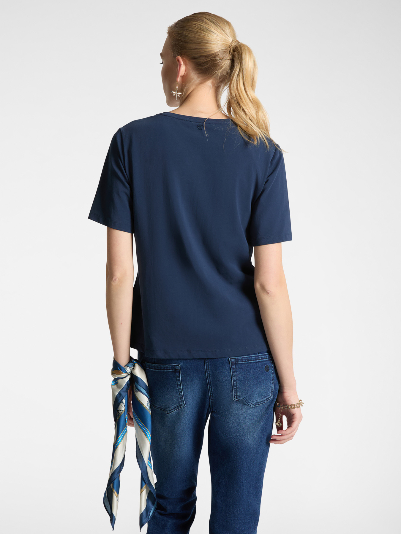 T-shirt ricamata image number 1
