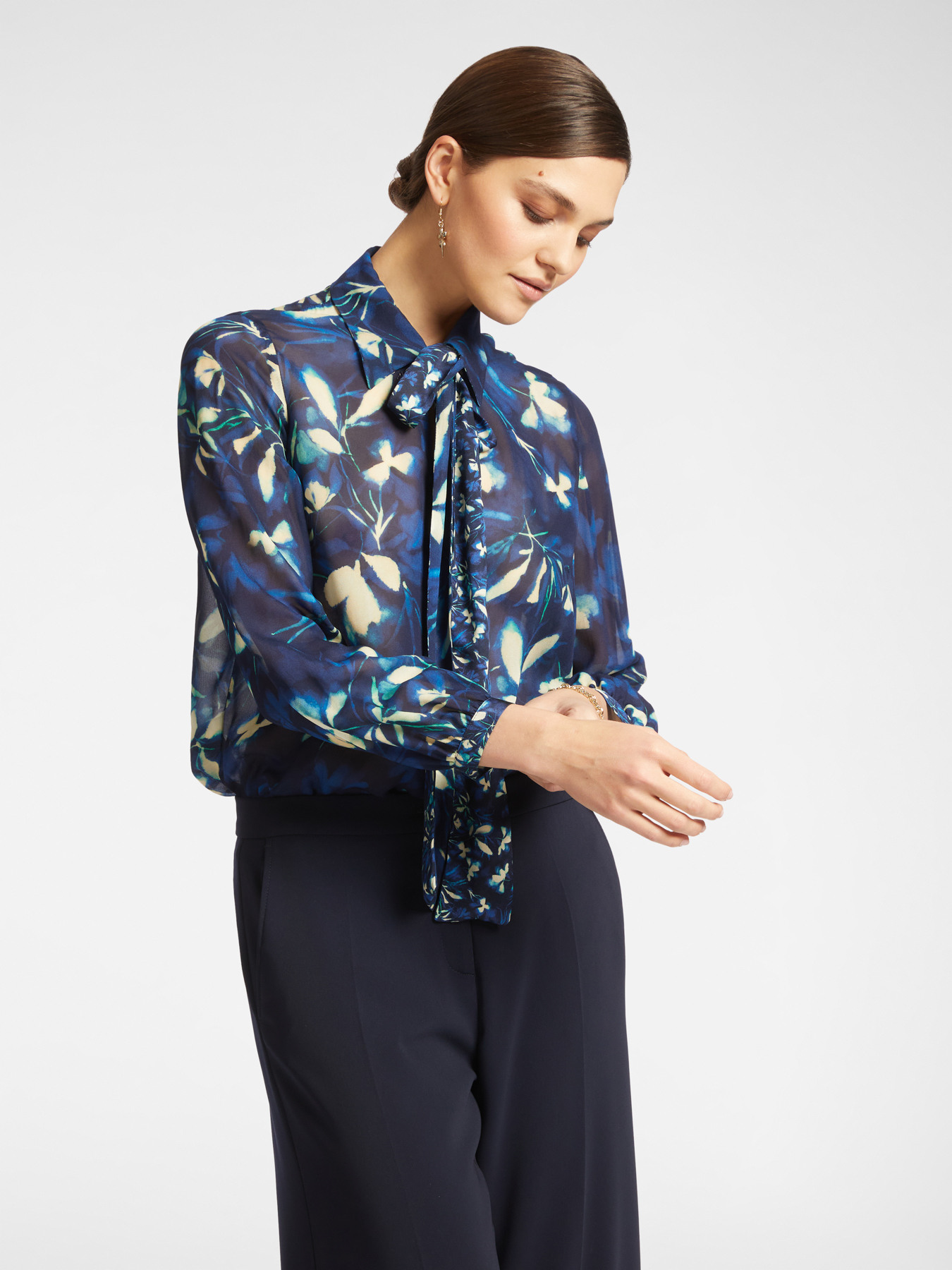 Blusa floreale con fusciacca al collo image number 0