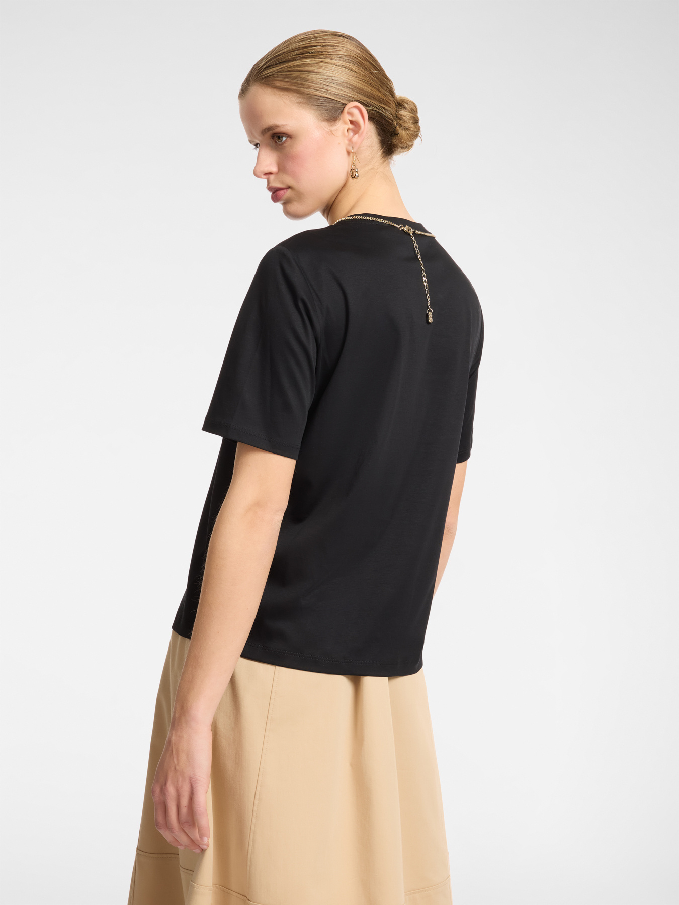 T-shirt con collana image number 1