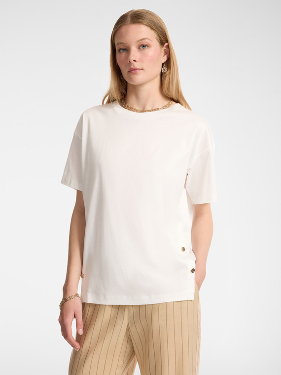 T-shirt con bottoni sugli spacchi