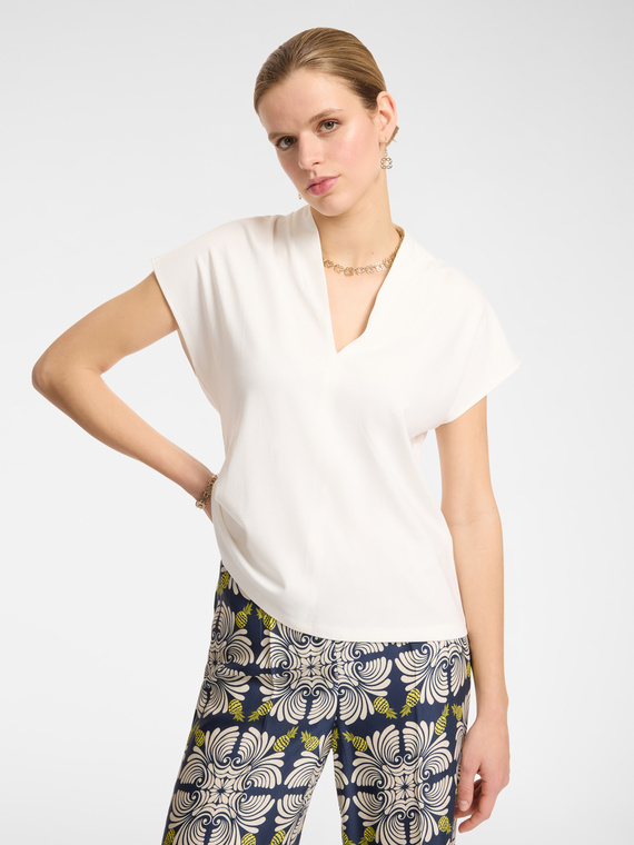 T-shirt con collo montante