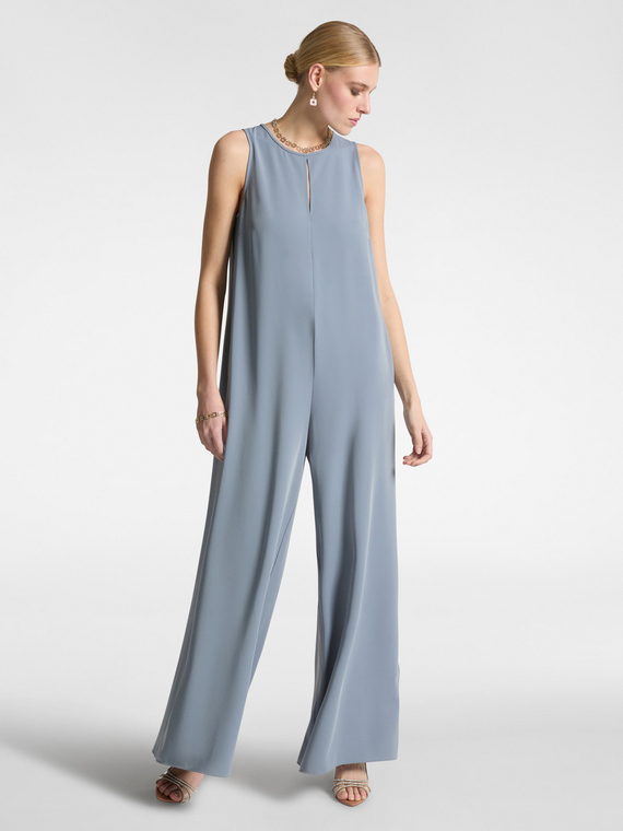 Completo elegante con tuta e mantella