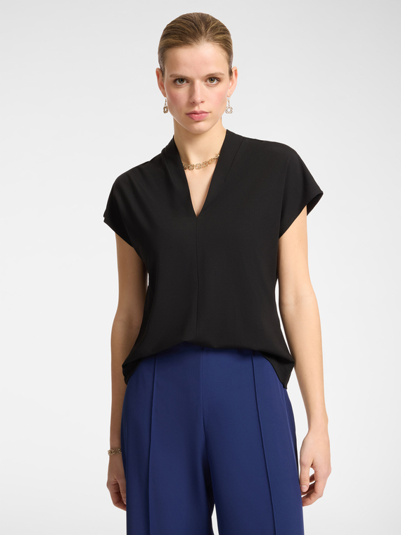 T-shirt con collo montante