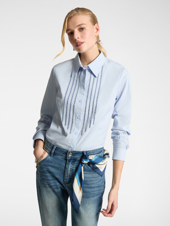 Camicia con applicazioni davanti