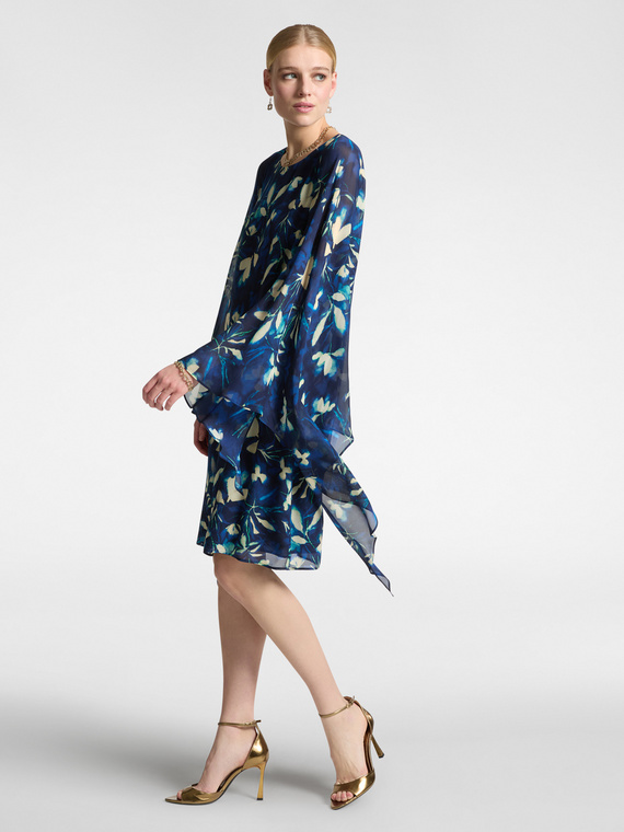 Abito elegante stampato con mantella