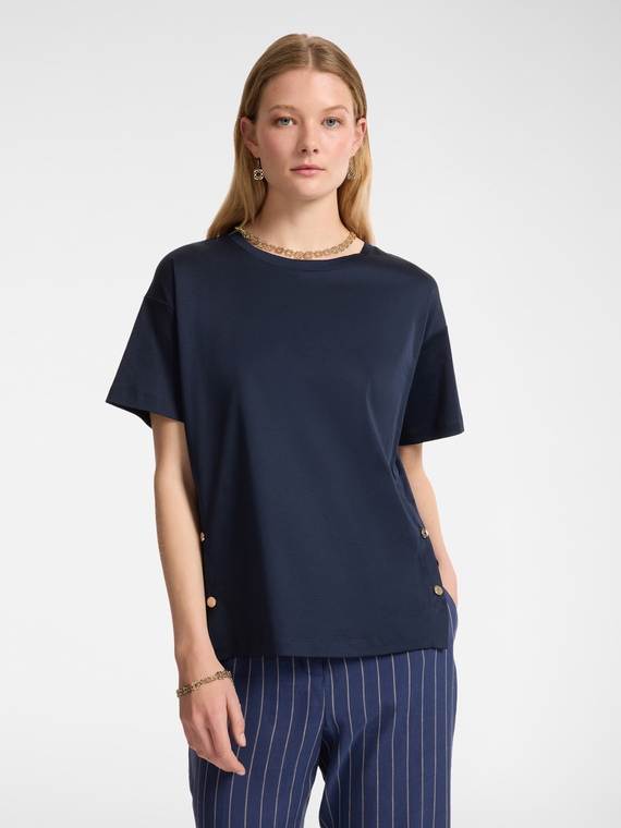 T-shirt con bottoni sugli spacchi