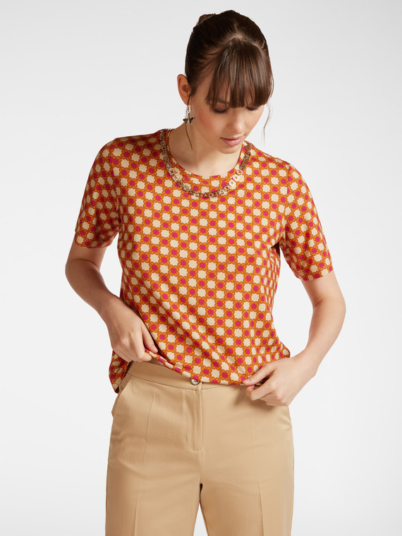 T-shirt stampata con collana
