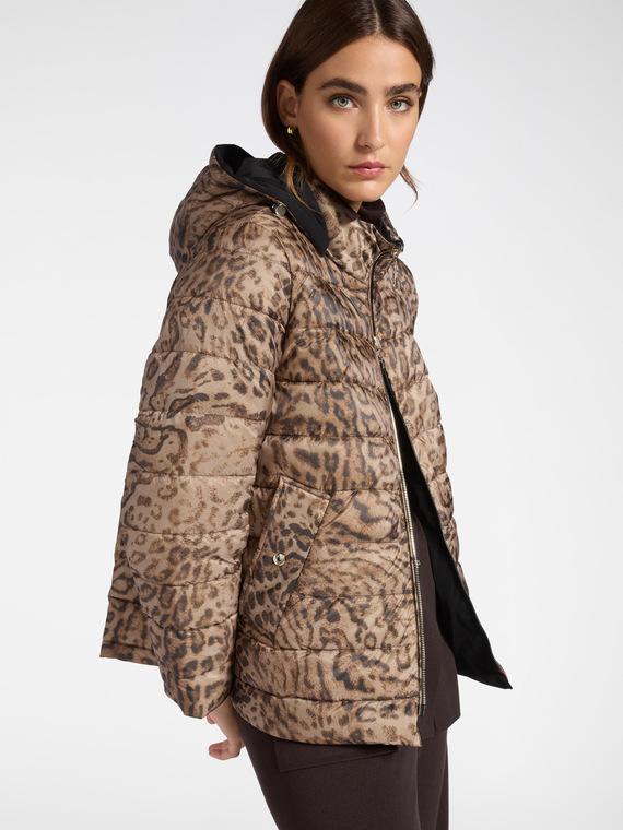 Wendbare Daunenjacke im Animalier-Stil
