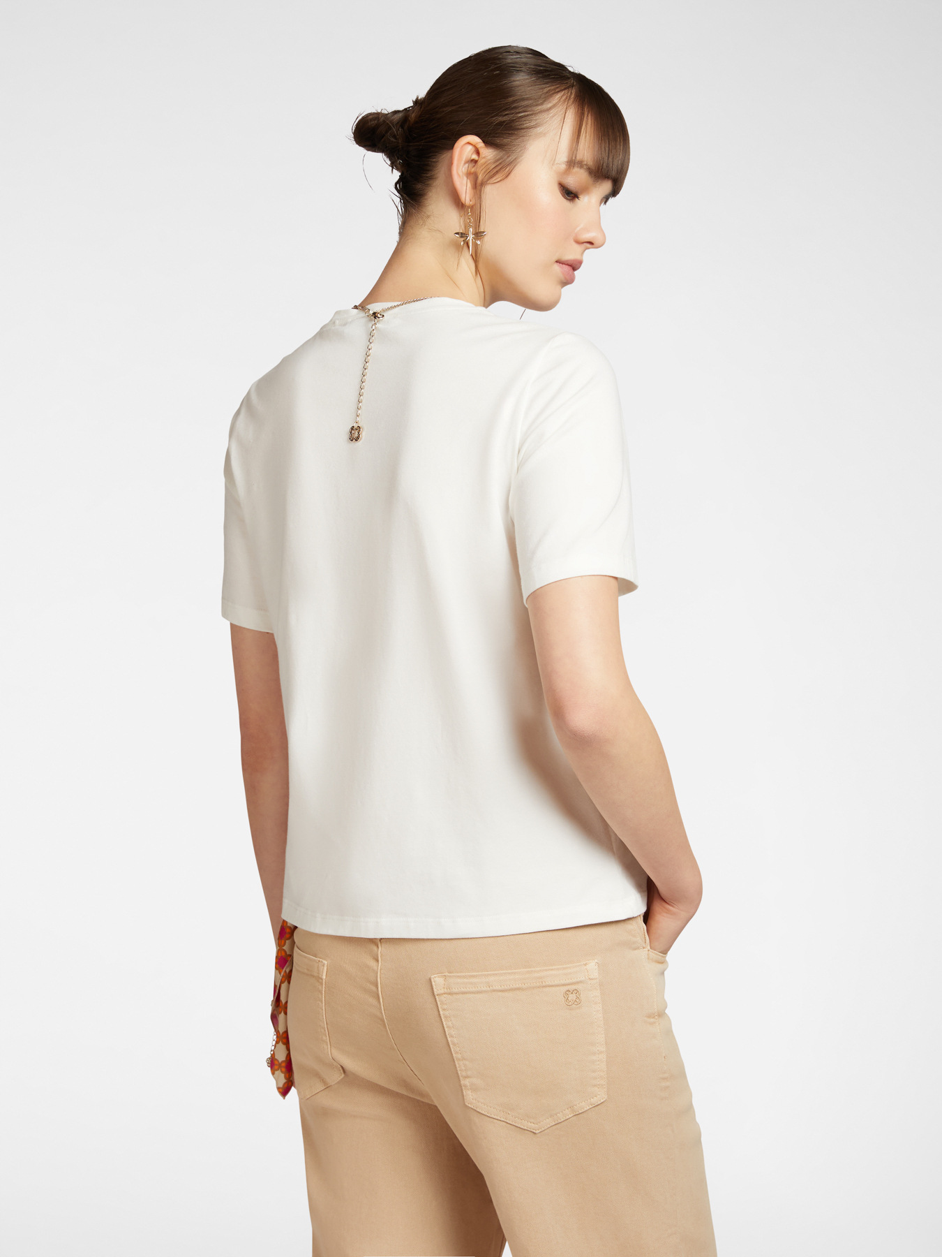 T-shirt con collana image number 1