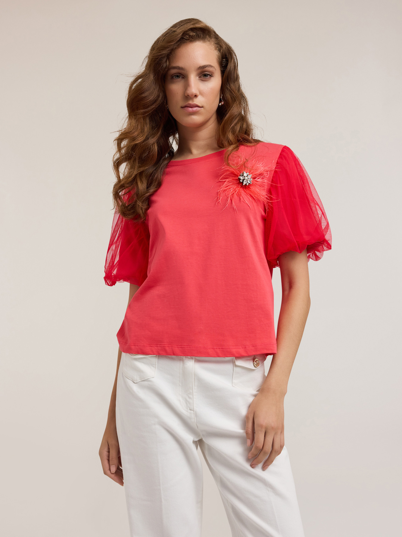 T-shirt with jewel brooch and feathers image number 0