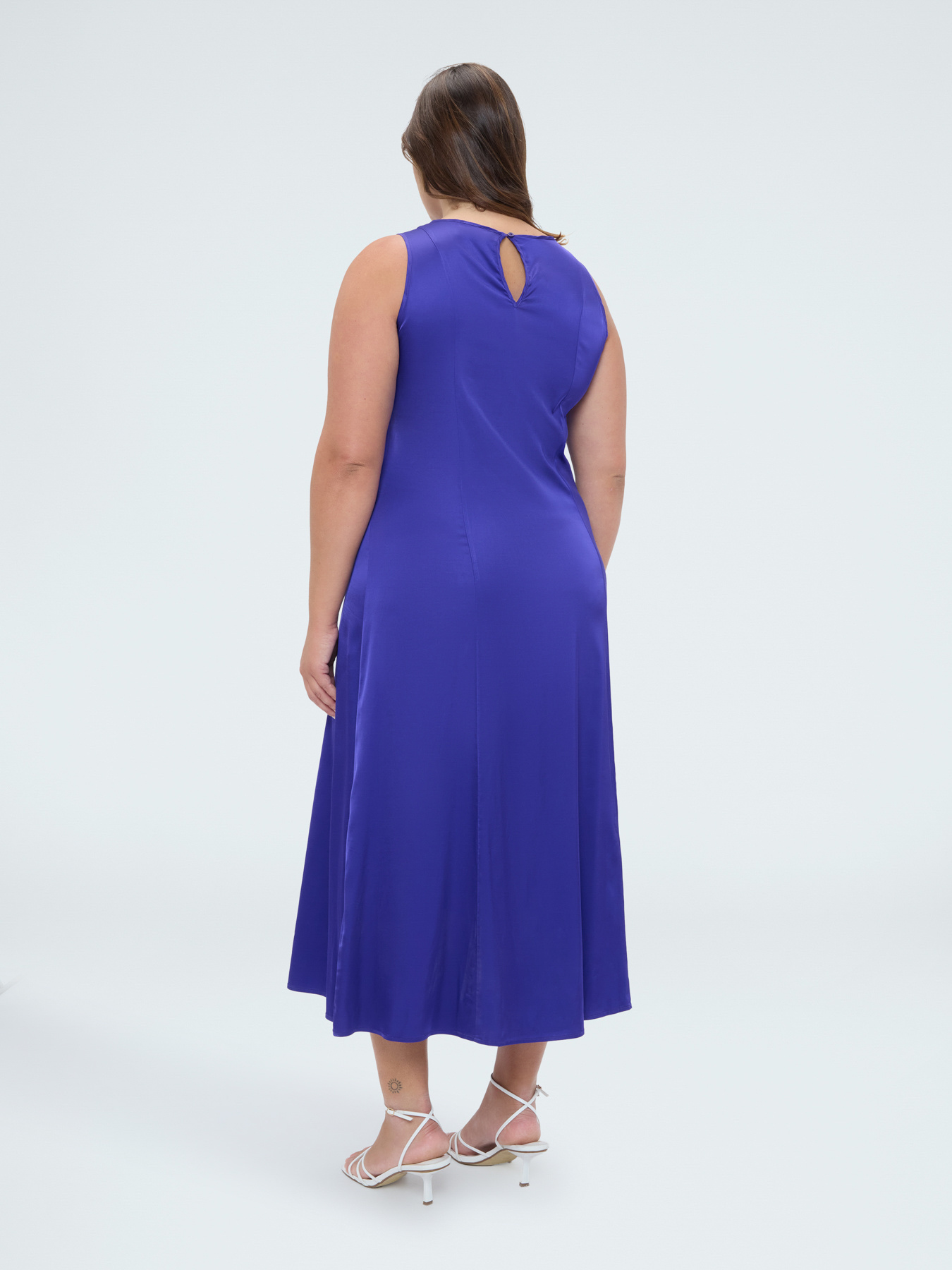 &Auml;rmelloses langes Kleid aus Viskose-Satin image number 1