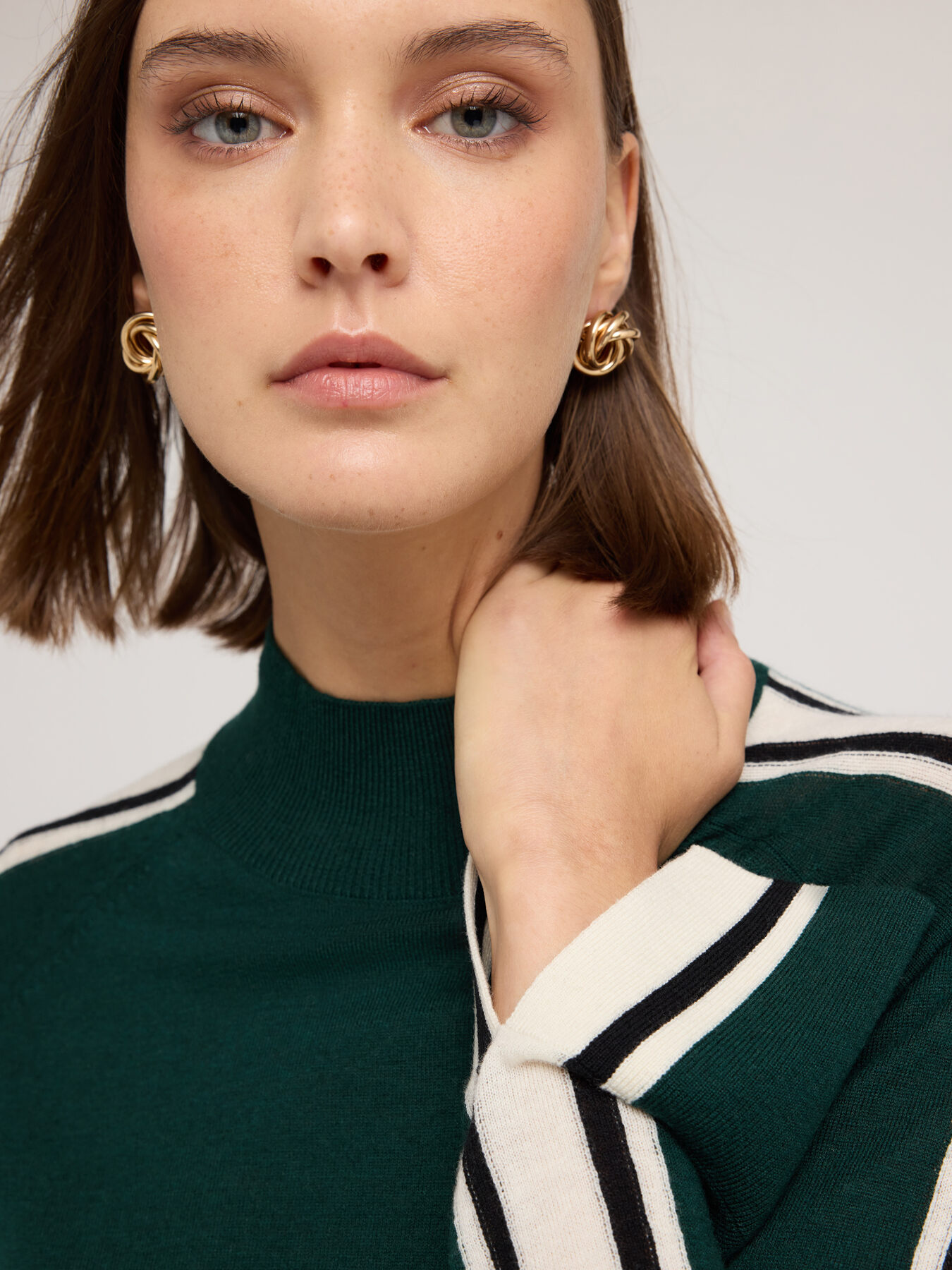 Two-tone turtleneck sweater in silk blend image number 2