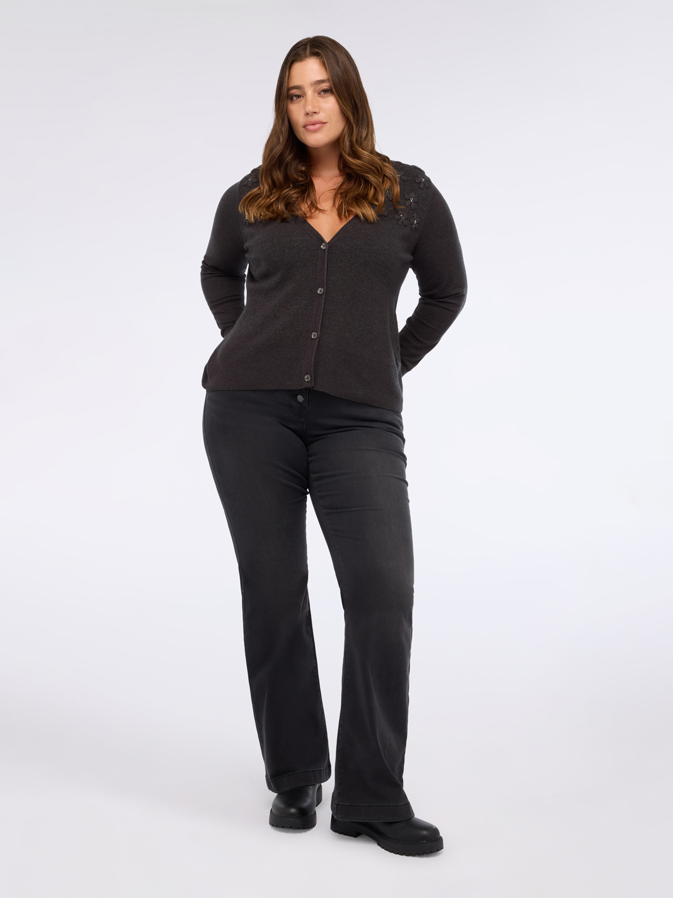 Strickjacke mit Blumenstickerei und Perlmuster image number 0