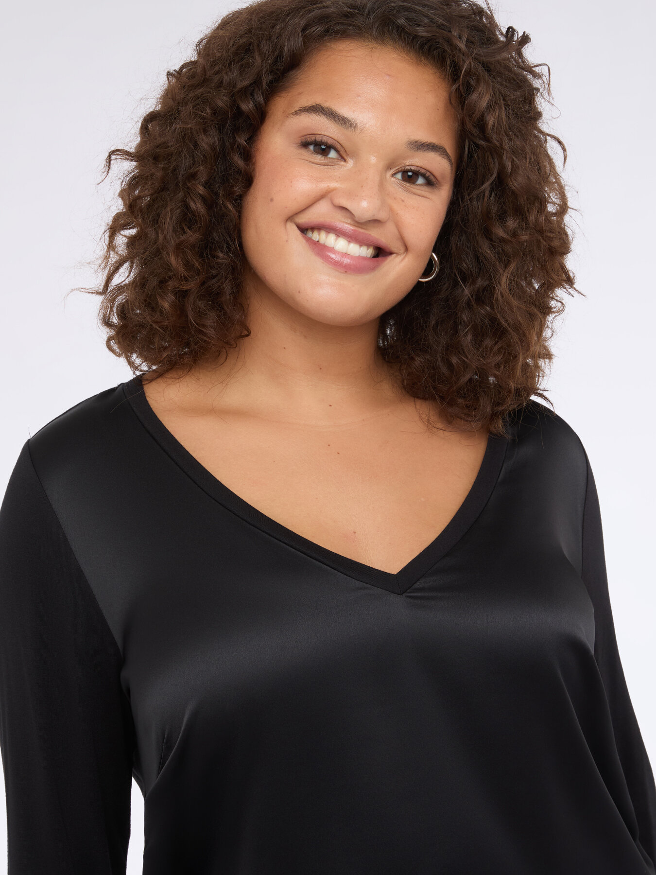 Zweistoffiges T-Shirt mit V-Ausschnitt und langen Ärmeln image number 3