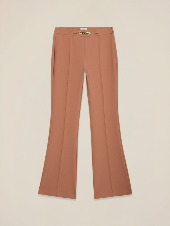 Pantaloni flare con catena decorativa
