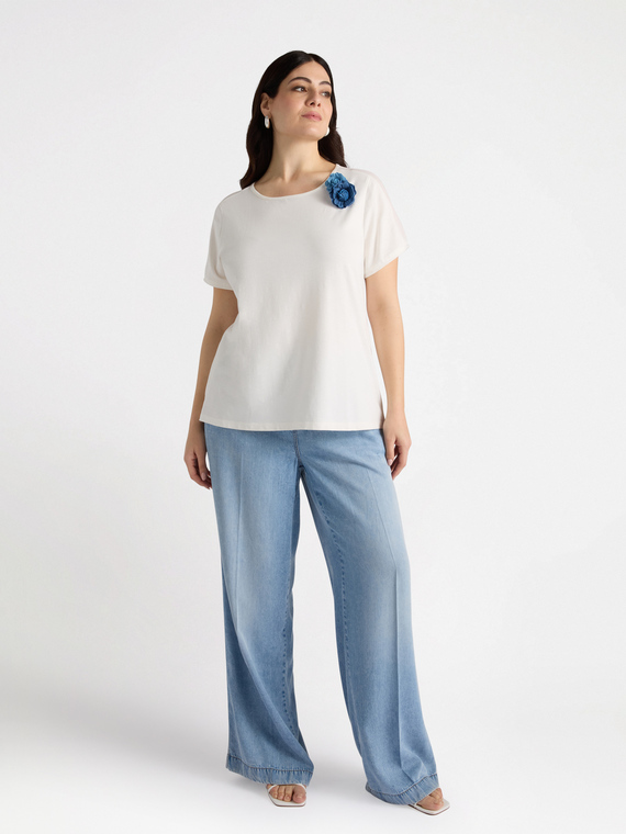 T-Shirt mit Broschen in Blumenform