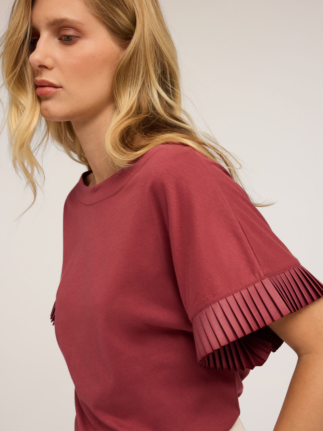 T-shirt with pleated sleeves image number 2