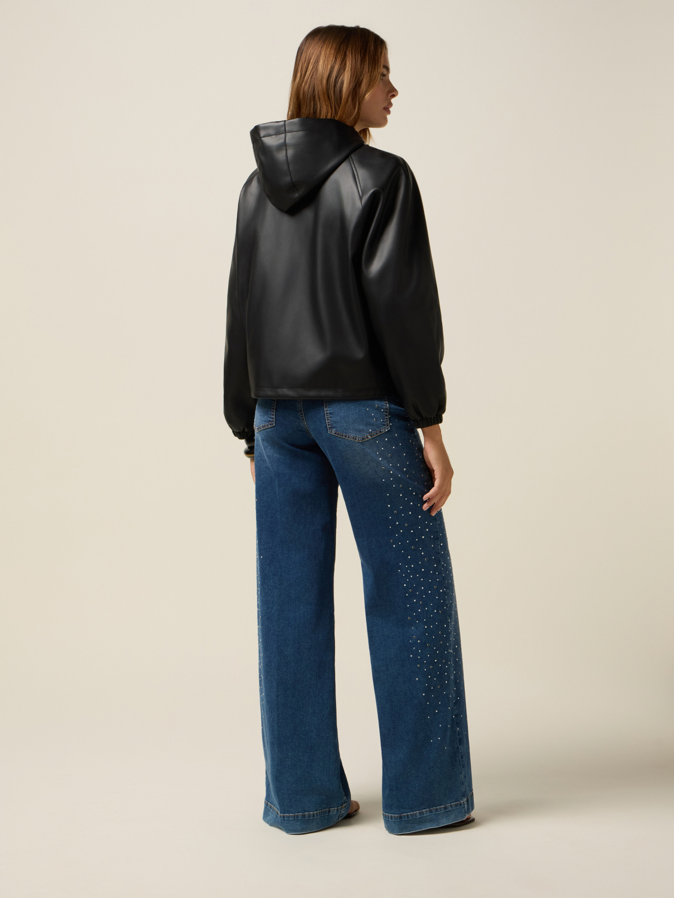 Kurze Jacke mit Kapuze und Reißverschluss image number 1