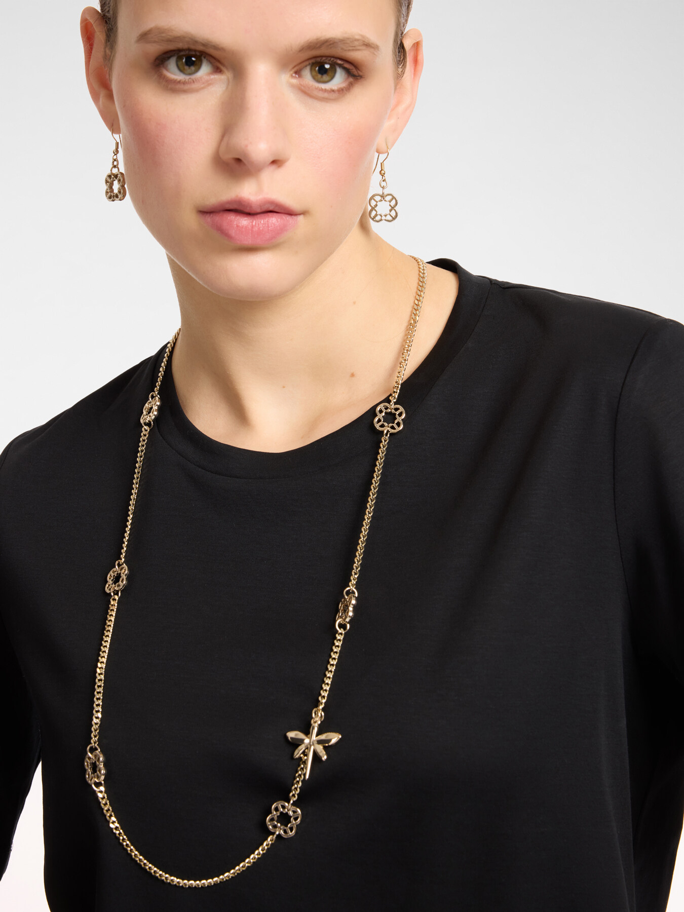 T-shirt con collana image number 3