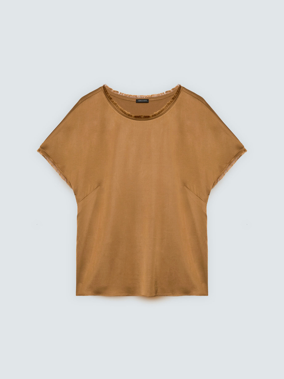 Top en satin avec d&eacute;tails effiloch&eacute;s