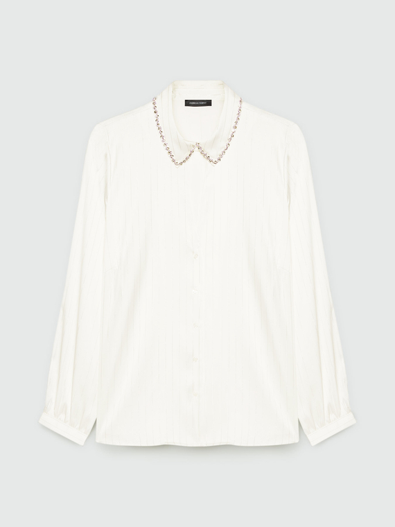 Chemise avec une découpe en forme de goutte et col brodé