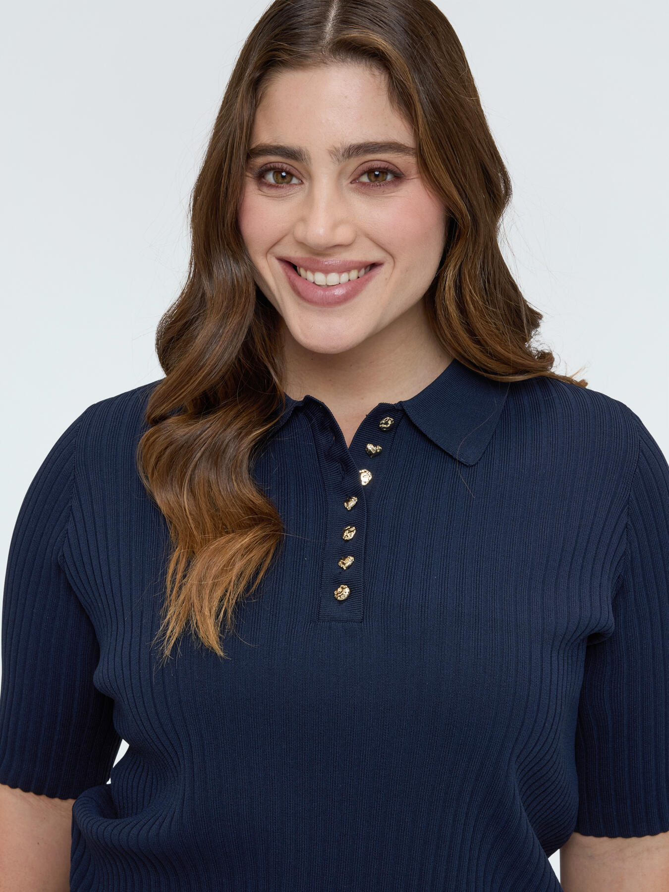 Polo en tricot c&ocirc;tel&eacute; avec boutons d&eacute;coratifs image number 3