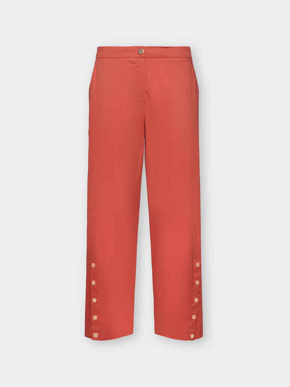 Hose aus Gabardine mit Kn&ouml;pfen