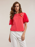 T-shirt con spilla gioiello e piume image number 0