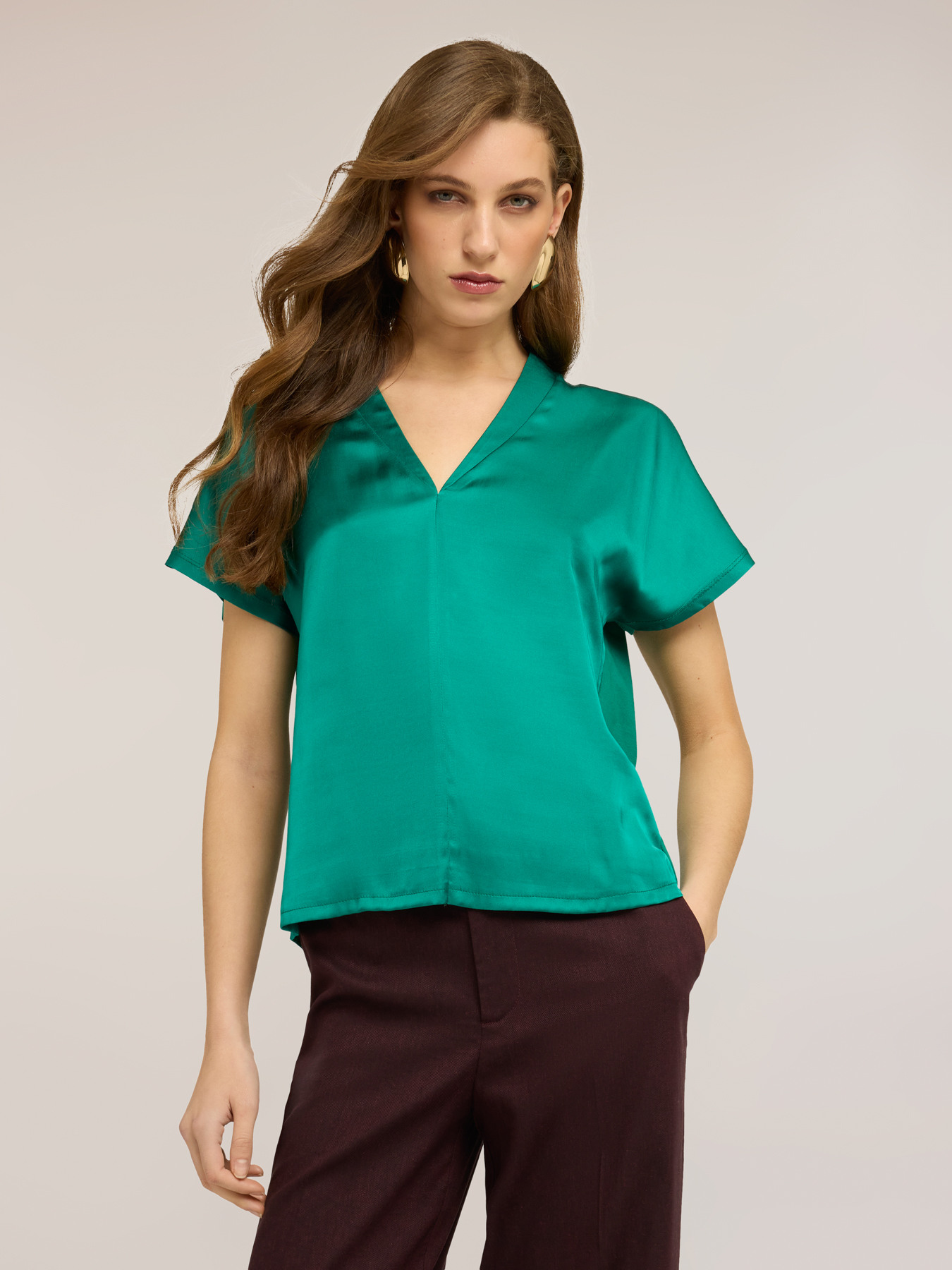 Zweistoffiges T-Shirt mit V-Ausschnitt image number 2