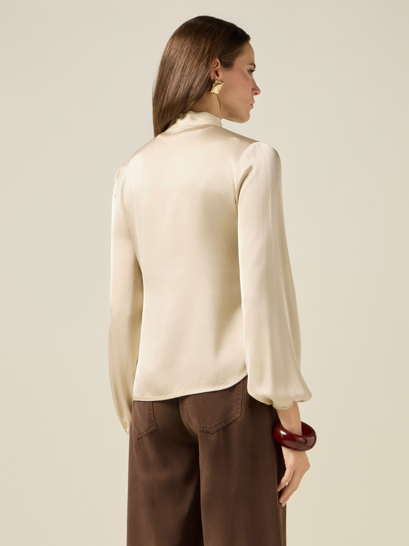 Blusa in raso con fiocco al collo image number 1