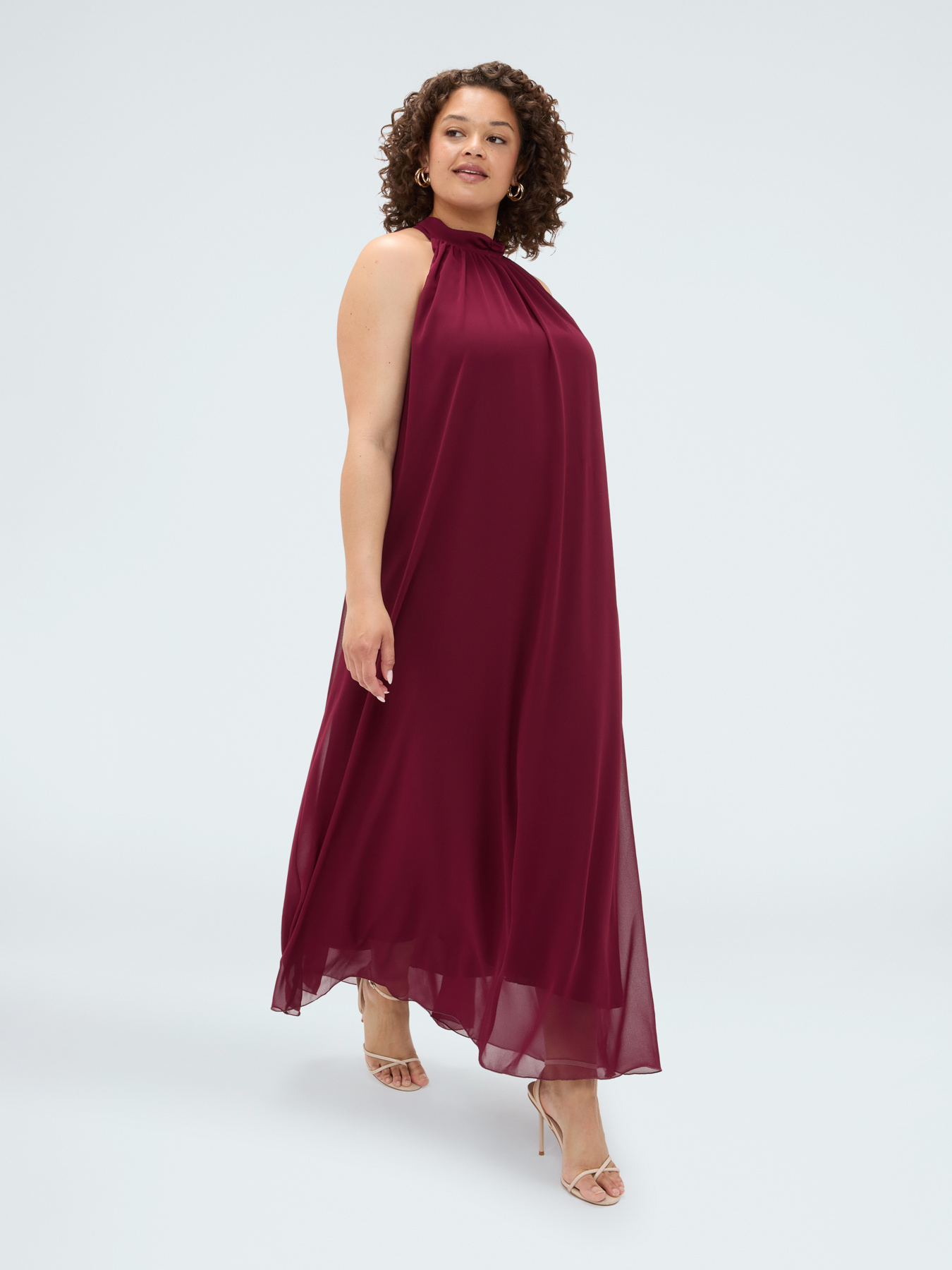 Long Free dress with halter neckline image number 4