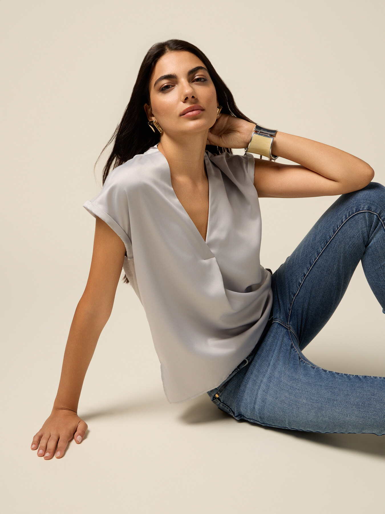 Two-material V-neck T-shirt image number 3