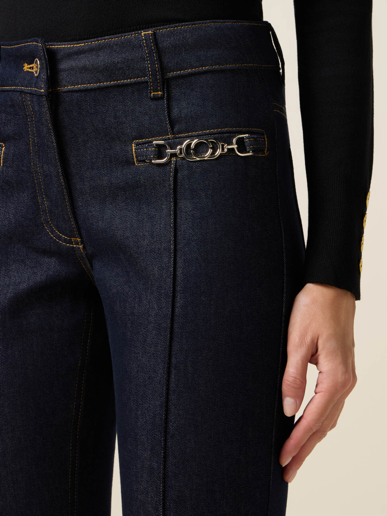 Jeans regular con catene metalliche image number 2