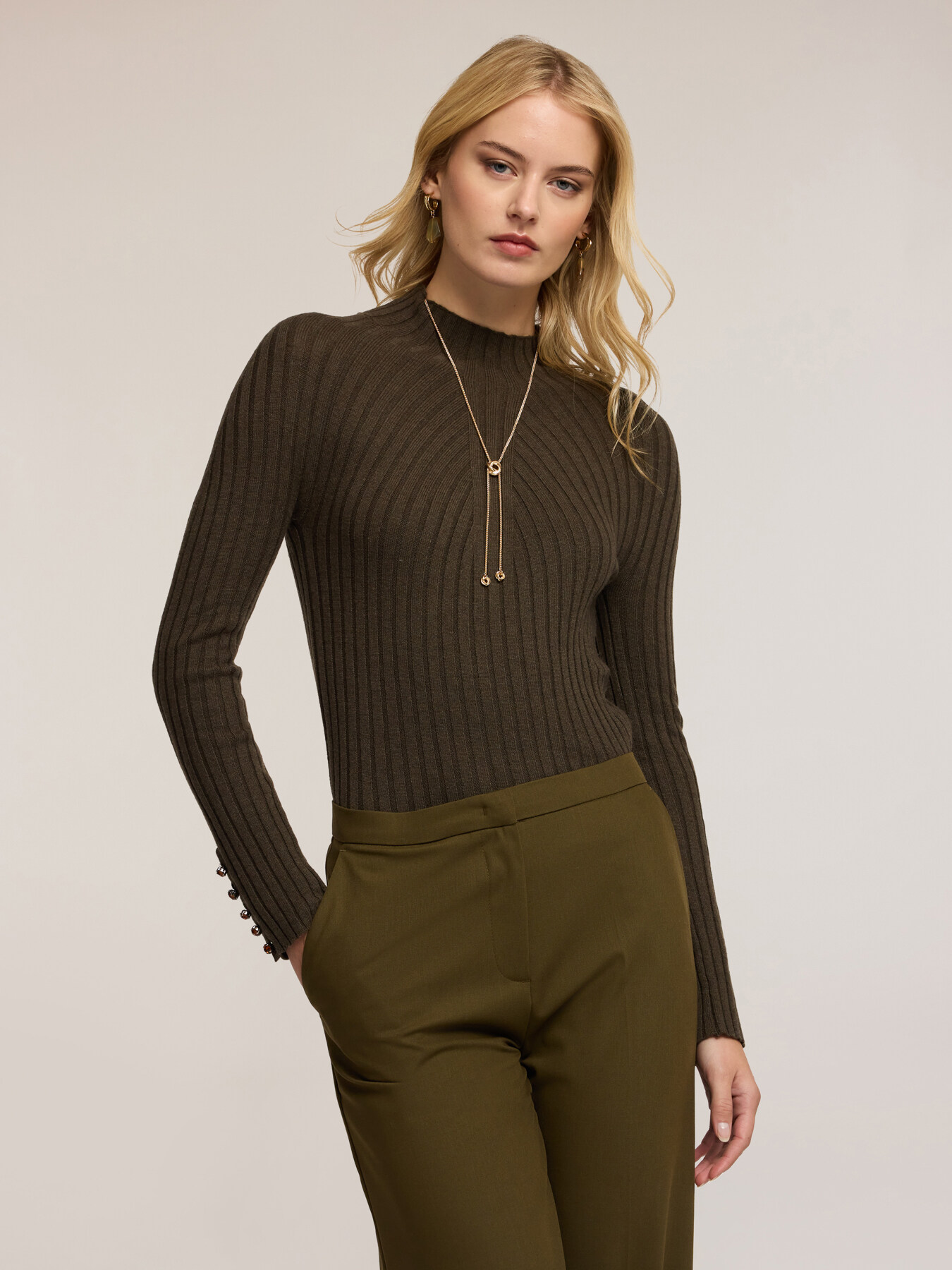 Jersey de cuello alto acanalado con botones joya image number 2