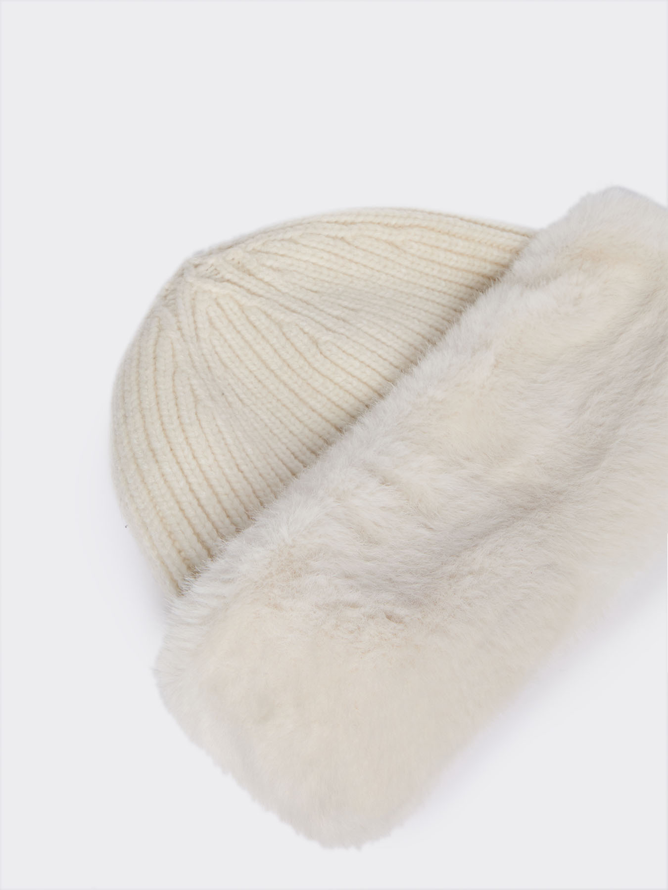 Chapeau &agrave; bord haut en fausse fourrure image number 2