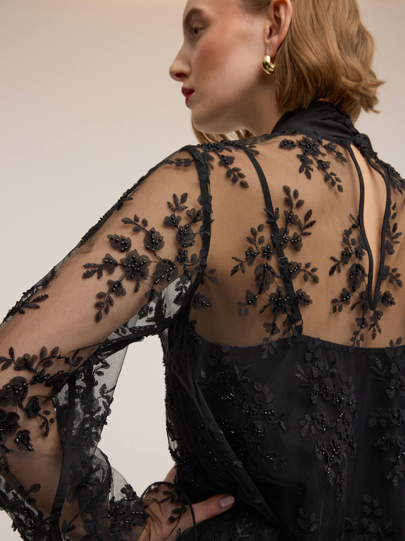 Short lace dress with bow Smart Couture image number 3