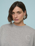 Geschlossener Pullover mit kreisförmiger Aufschrift image number 2