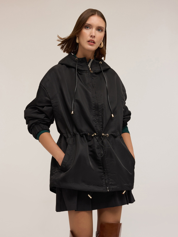 Parka de nailon con cordón ajustable