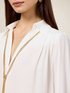 Blusa in tessuto crêpe con catena image number 2