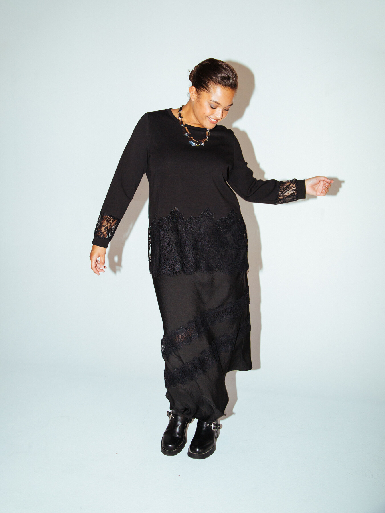 Langer ausgestellter Rock aus Satin mit Spitze image number 0