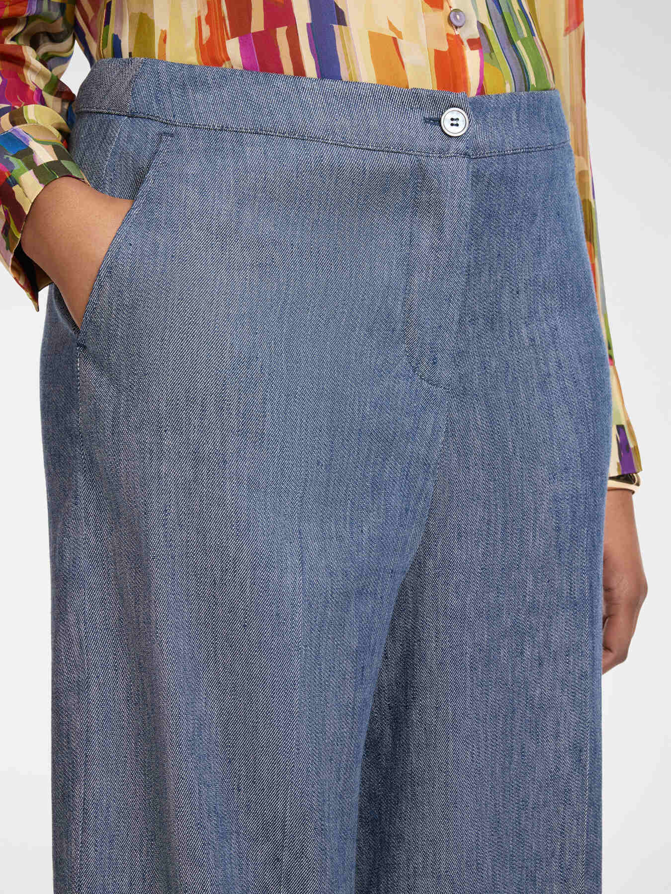 Pantaloni cropped in lino effetto denim image number 3