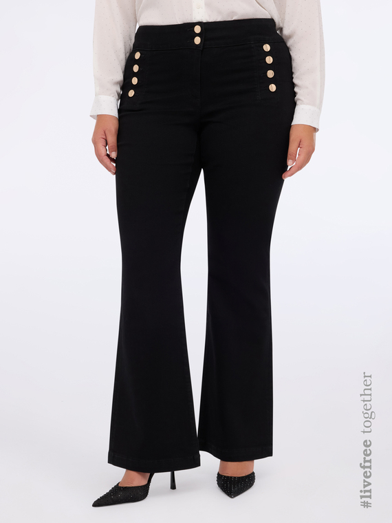Jeans flare con bottoni decorativi