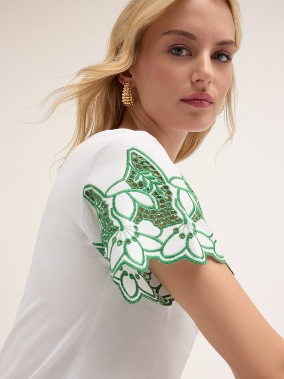 T-shirt avec manches brodées