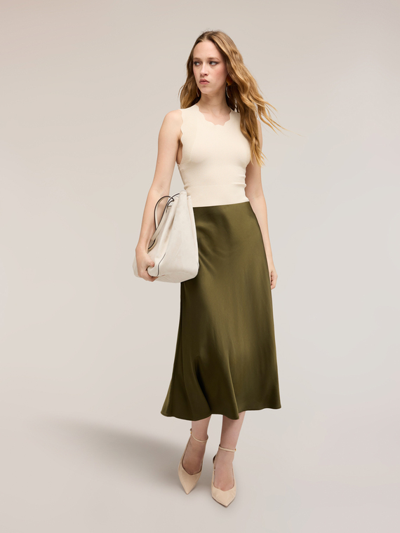 Pull avec bord festonn&eacute; et d&eacute;coupe au dos