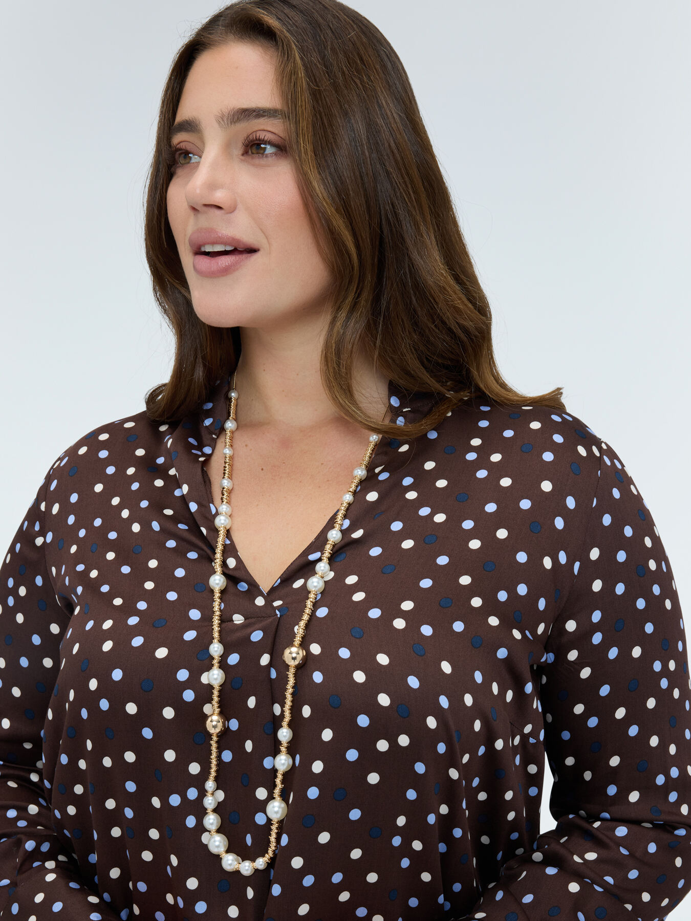 Collana lunga con perle e elementi dorati image number 0