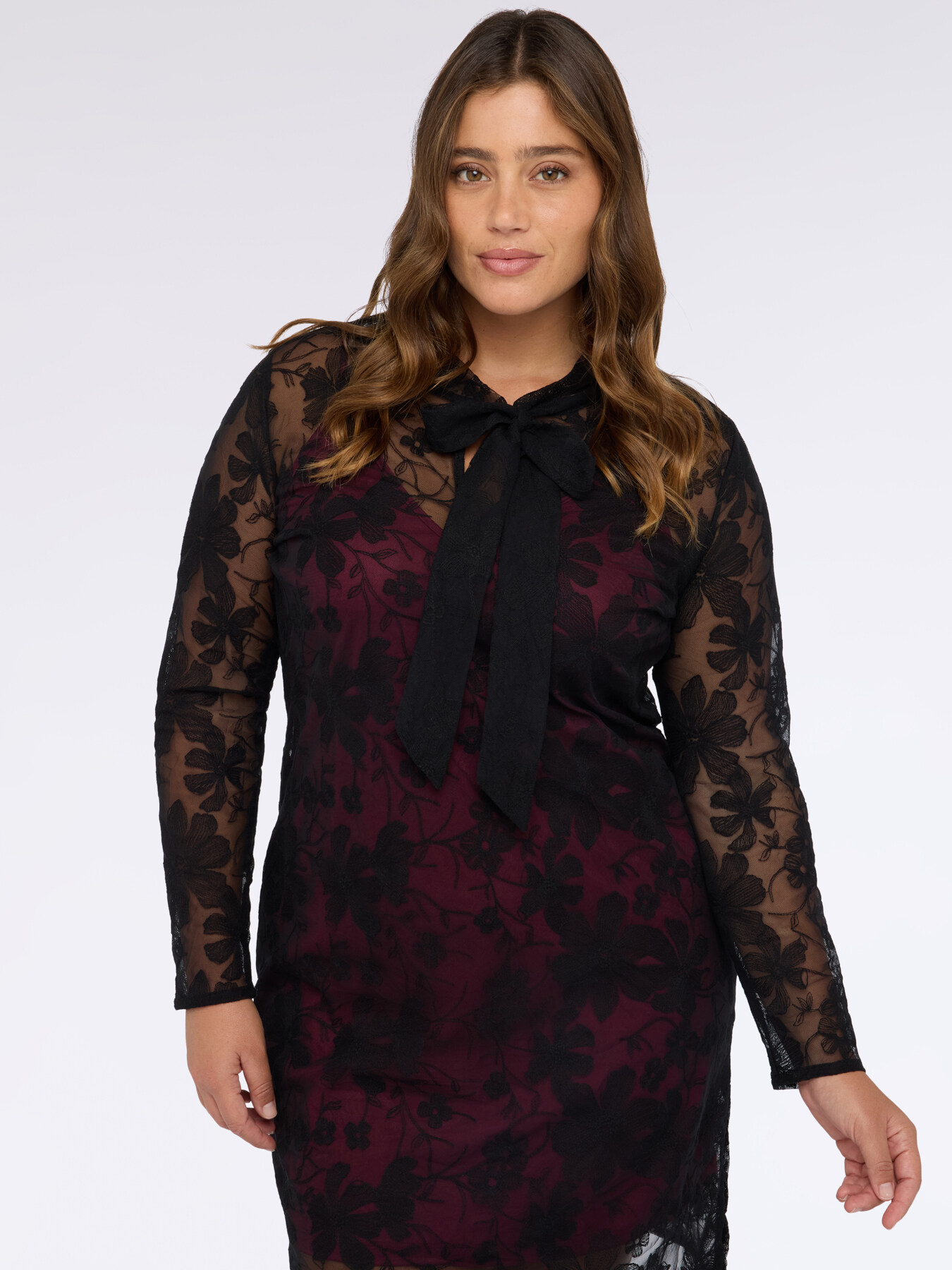 Vestito in pizzo con sottoveste a contrasto image number 3