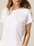 Camiseta con broche de flor image number 2