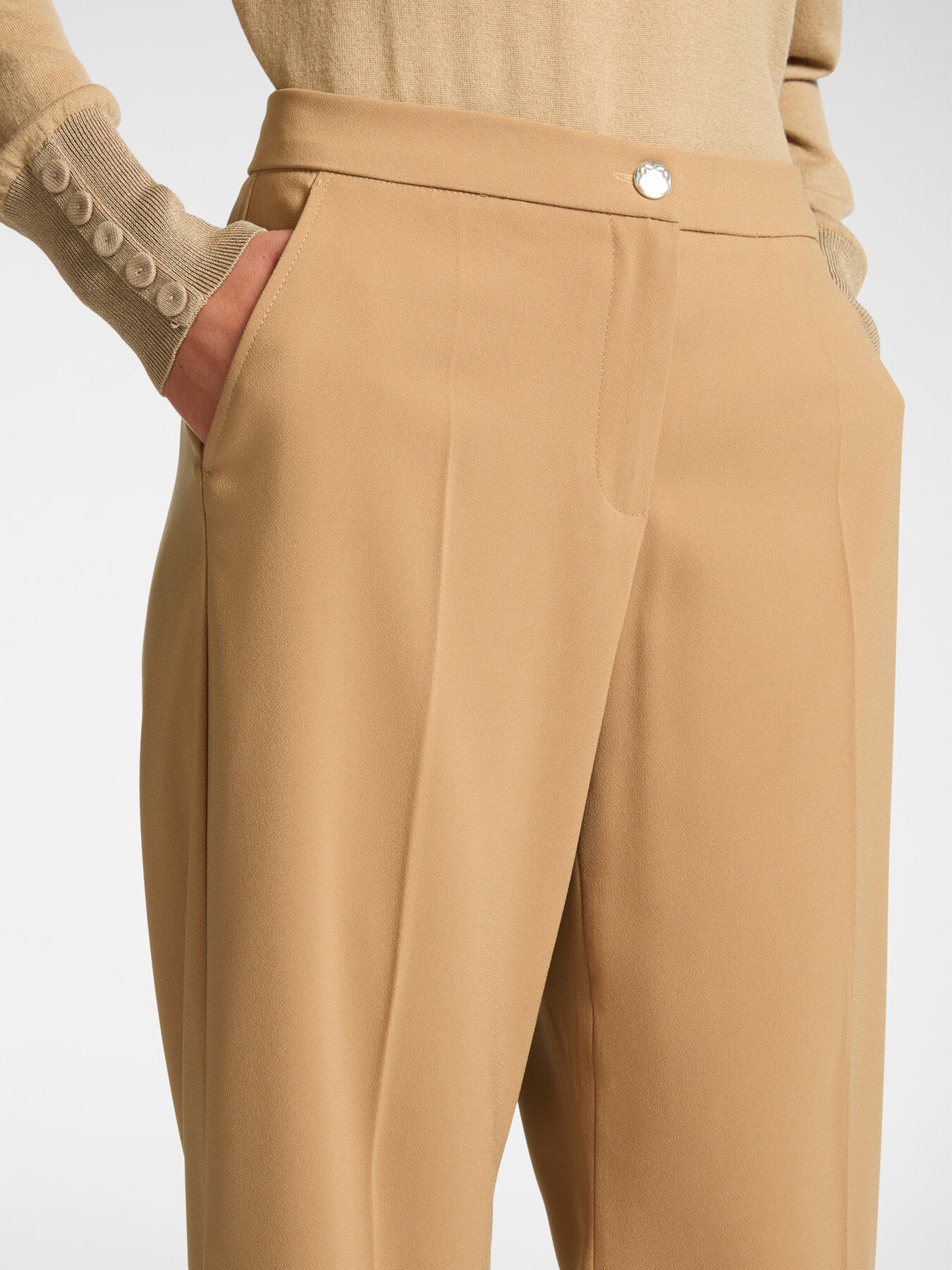 Pantalones de tejido crep&eacute; el&aacute;stico image number 3